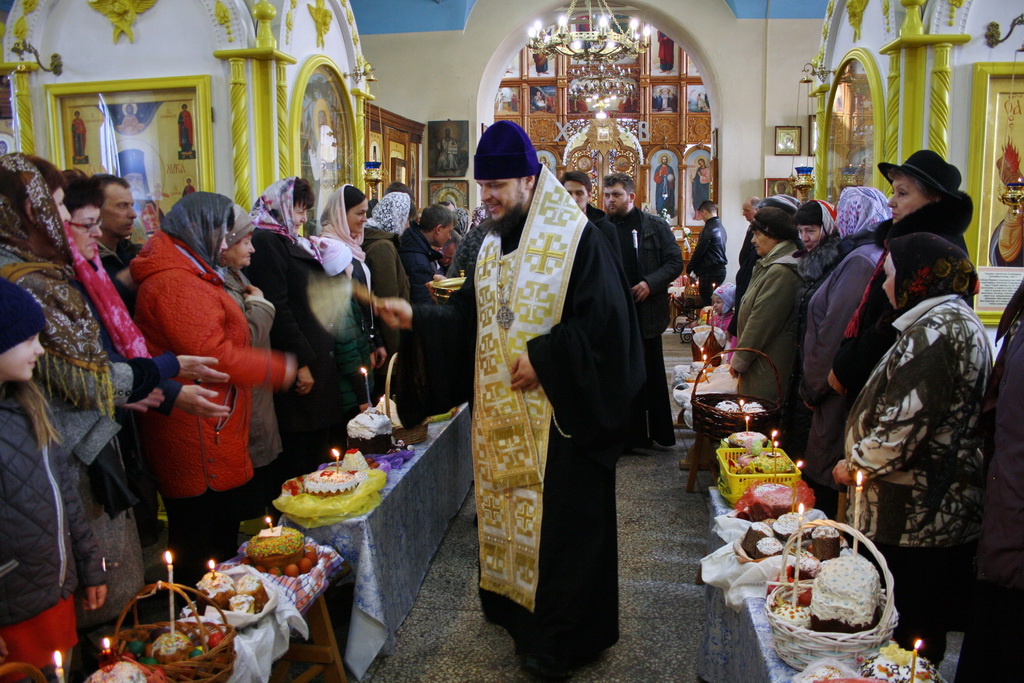 Можно ли в церковь в тапочках. Крюково храм Пасха служба. Осетинская Церковь Пасха. Украшение храма на Пасху. Вечерний храм Пасхальный.